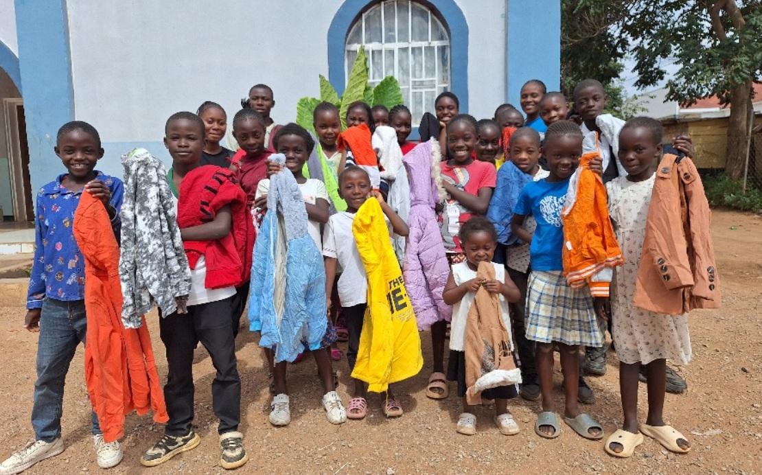 겨울옷을 선물받은 아이들